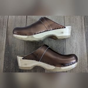 Sven leather clogs in metallic bronze, bendable base